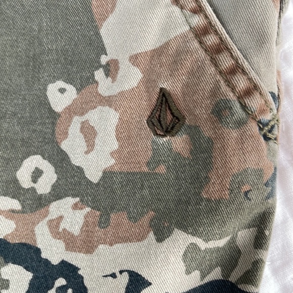 Volcom Camo Jeans size 9 W29 - Picture 4 of 6